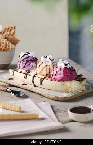 Colorata Banana Split con cucchiai assortiti per gelato Foto Stock