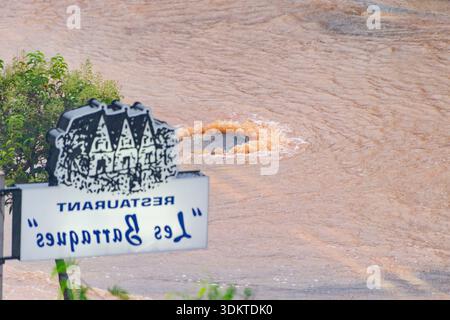 Strade urbane inondate di acqua che trabocca dagli scarichi quando le persone liberano le acque alluvionali e i veicoli si spostano attraverso le aree colpite dopo una pioggia intensa. Spagna. Foto Stock