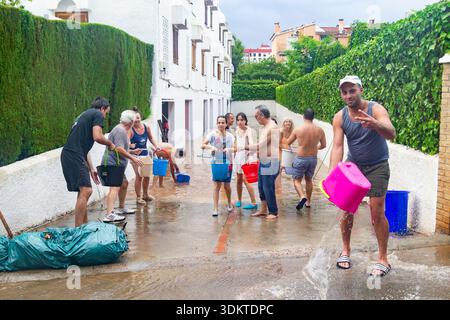 Strade urbane inondate di acqua che trabocca dagli scarichi quando le persone liberano le acque alluvionali e i veicoli si spostano attraverso le aree colpite dopo una pioggia intensa. Spagna. Foto Stock