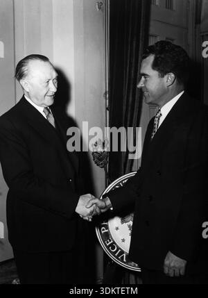 Il Cancelliere federale Konrad Adenauer e il Vicepresidente degli Stati Uniti Richard Nixon stringono la mano nell'ufficio di Nixon nel Campidoglio. [traduzione automatizzata] Foto Stock