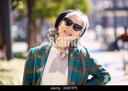 Ritratto di una donna anziana alla moda in città Foto Stock