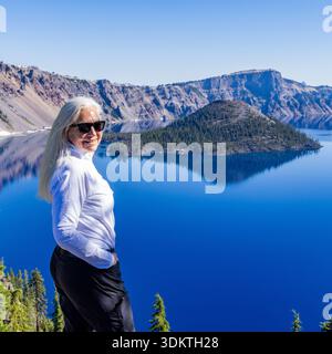 USA, Oregon, Ritratto di donna sorridente vicino al lago Calm Crater Foto Stock