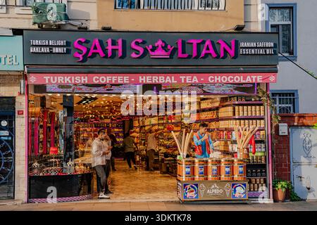 Istanbul, Turchia - 31 ottobre 2025: Il colorato negozio del Sah Sultan che vende delizie turche, spezie e gelati tradizionali. Foto Stock