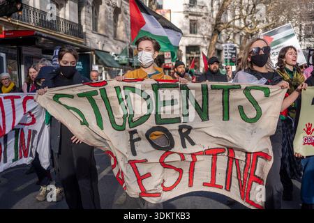 Il 31 gennaio 2026, le forze israeliane hanno effettuato un'ondata di attacchi aerei attraverso la Striscia di Gaza che hanno ucciso più di 30 palestinesi, tra cui donne e bambini, in una grave escalation e in una chiara violazione del cessate il fuoco in vigore dall'ottobre 2025. Gli attacchi hanno colpito zone residenziali e rifugi per sfollati, devastando ulteriormente una popolazione che già si trova a fronteggiare condizioni umanitarie catastrofiche dopo anni di bombardamenti, blocchi e sfollamenti di massa. Queste uccisioni si sono verificate alla vigilia della riapertura pianificata del valico di Rafah - un'ancora di salvezza umanitaria vitale - sottolineando come P Foto Stock