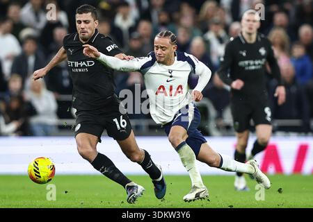 Rodri del Manchester City sfida Xavi Simons del Tottenham Hotspur durante la partita Tottenham Hotspur contro Manchester City Premier League allo stadio Tottenham Hotspur di Londra, Inghilterra il 1° febbraio 2026 credito: Ian Stephen/Every Second Media Credit: Every Second Media/Alamy Live News Foto Stock