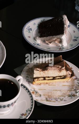 Primo piano della deliziosa torta tiramisù servita su un piatto a motivi floreali in un tranquillo caffè, Yokohama, Giappone Foto Stock