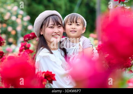 Ritratto di una madre e di una figlia in un giardino di rose Foto Stock