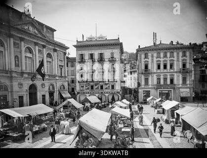 Lugano, Piazza della Reforma; vista verso sud-ovest, guardando verso le bancarelle del mercato, Palazzo Civico a sinistra, edifici commerciali sullo sfondo, 1908 -- Archivio Fotografia della Svizzera, Photo Credit: Artur Wehrli Foto Stock