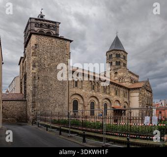 Clermont-Ferrand, Francia - 10 24 2025: Basilica di nostra Signora del Porto. Vista panoramica della basilica romanica cattolica restaurata del XII secolo Foto Stock