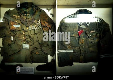 Collezione di manufatti militari della seconda guerra mondiale presso il Museo della Guerra di Arnhem, tra cui uniformi, caschi e armi della Battaglia di Arnhem. Foto Stock