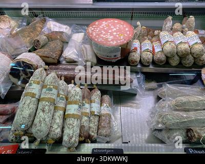 Vienna, Austria - 13 luglio 2024: I salumi assortiti sono disposti in una banchina del mercato, con vari tipi di salumi e salsicce con etichette a visibili Foto Stock