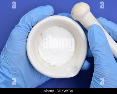 Il cloruro di bario è un composto inorganico con la formula BaCl2 Foto Stock