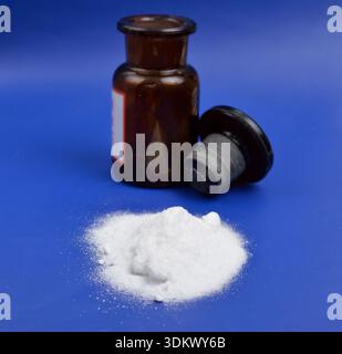 Il cloruro di bario è un composto inorganico con la formula BaCl2 Foto Stock