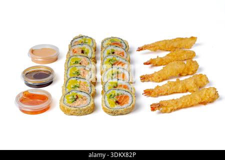 Sushi al forno con panini e gamberi tempura con salse su fondo bianco isolato Foto Stock