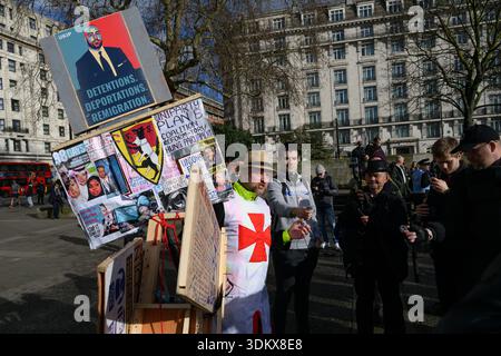 I sostenitori dell'UKIP all'inizio di una marcia da Marble Arch a Trafalgar Square dove hanno tenuto una manifestazione. Marble Arch, Londra, Regno Unito. 31 gennaio 2026 Foto Stock
