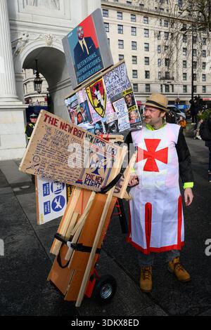 I sostenitori dell'UKIP all'inizio di una marcia da Marble Arch a Trafalgar Square dove hanno tenuto una manifestazione. Marble Arch, Londra, Regno Unito. 31 gennaio 2026 Foto Stock