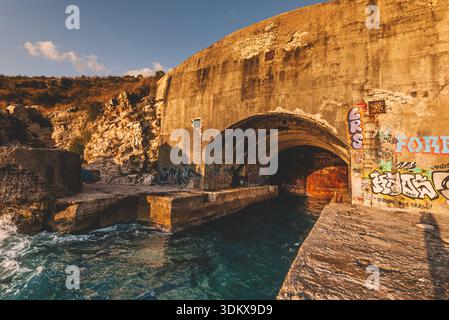Bunker sottomarino abbandonato a Porto Palermo Albania Foto Stock