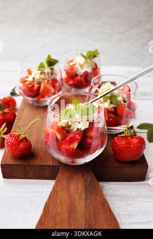 Dessert alla fragola fresca con crema e menta Foto Stock