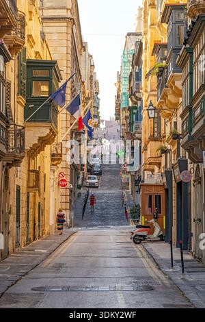 Tipica scena di strada nel cuore di la Valletta, capitale di Malta, la Valletta, Malta, Europa Foto Stock