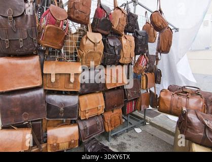 SANTANYI, MAIORCA, ISOLE BALEARI, SPAGNA - 30 APRILE 2016: Borse in pelle esposte il sabato giorno del mercato a Santanyi, Maiorca, Isole Baleari, Foto Stock
