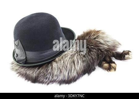 Vintage cappello nero su argento pelliccia di volpe isolati su sfondo bianco Foto Stock