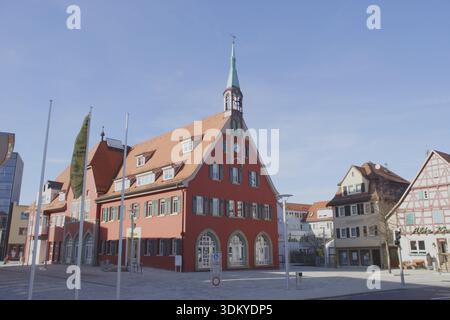 Municipio e Piazza del Municipio, Rathausplatz, Rathausplatz nel villaggio di Asperg sotto la Fortezza di Hohenasperg Foto Stock