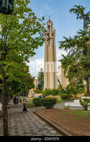 Cattedrale ortodossa della Risurrezione un'enorme cattedrale ortodossa, completata nel 2012, con una superficie di 46 m.. campanile, Tirana Albania Foto Stock