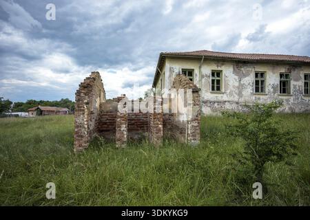 Edificio scolastico in mattoni abbandonato nel villaggio di Konska, Bulgaria Foto Stock