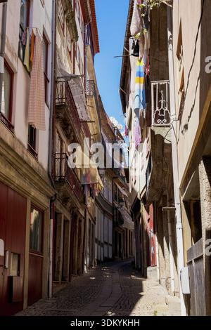 Porto, Portogallo - piccola Piazza Cobblestone con Case colorate tradizionali con piccoli balconi Foto Stock