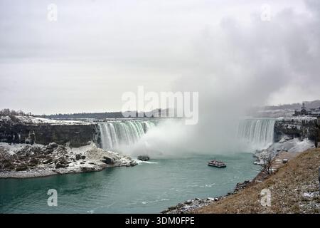 Una vista delle cascate a ferro di cavallo nelle cascate del Niagara durante l'inverno. Adottato il 28 dicembre 2025 Foto Stock
