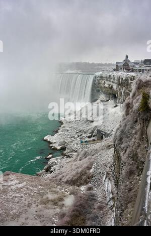 Una vista delle cascate a ferro di cavallo nelle cascate del Niagara durante l'inverno. Adottato il 28 dicembre 2025 Foto Stock