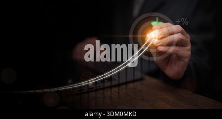Il concetto di crescita e obiettivo strategico con l'uomo d'affari ha una freccetta che colpisce il bersaglio e il grafico a freccia in aumento. Successo aziendale, sviluppo finanziario, Foto Stock