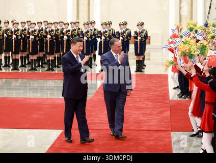 Beijing, China. 3rd Feb, 2026. Chinese President Xi Jinping holds a welcome ceremony for President of the Oriental Republic of Uruguay Yamandu Orsi in the Northern Hall of the Great Hall of the People prior to their talks in Beijing, capital of China, Feb. 3, 2026. Xi held talks with Orsi, who is on a state visit to China, at the Great Hall of the People in Beijing on Tuesday. Credit: Ding Haitao/Xinhua/Alamy Live News Foto Stock