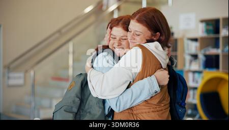 Educazione, saluto e abbraccio con le amiche del campus delle scuole superiori per lo sviluppo. Abbracciare, imparare e sorridere gli studenti adolescenti eccitati nel corridoio Foto Stock