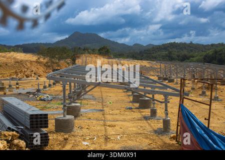 Costruire il futuro: Array solare professionale per montaggio a terra in costruzione Foto Stock