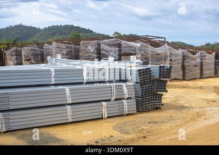 Costruire il futuro: Array solare professionale per montaggio a terra in costruzione Foto Stock