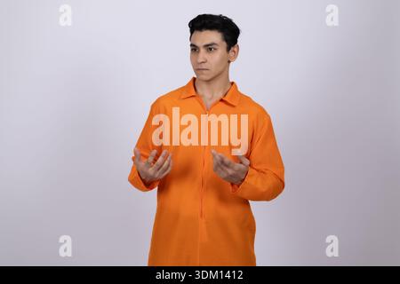 Uomo in tuta arancione che gestiva con le mani Foto Stock