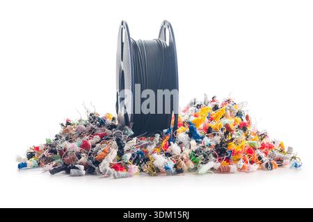 Rifiuti stampante 3D e bobina filamento. Filamento in plastica isolato su sfondo bianco. Foto Stock