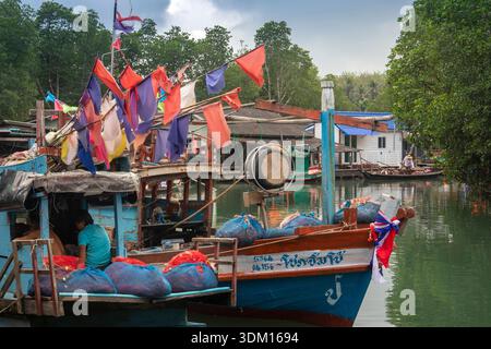 Thailandia, Koh Chang, villaggio di Salak Khok, barche da pesca ormeggiate sul lungomare in attesa dell'alta marea Foto Stock