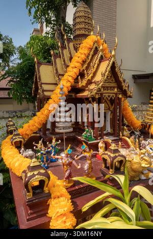 Tailandia, Koh Chang, Spiaggia di sabbia bianca, patrimonio culturale, casa di spirito buddista nel resort Foto Stock