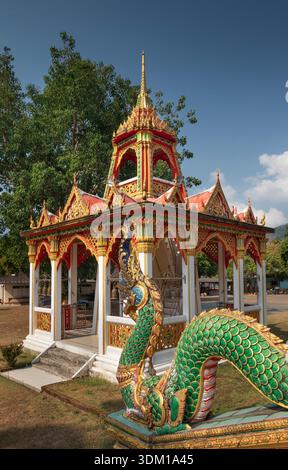Thailandia, Koh Chang, villaggio di Salak Phet, Wat Salak Phet, tempio buddista, il campanile di ho Rakhang e il serpente custode di Naga Foto Stock