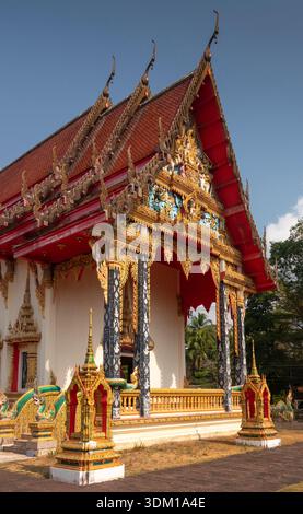 Thailandia, Koh Chang, villaggio di Salak Phet, Wat Salak Phet, tempio buddista, estremità ornata del Bot Prayer Hall Foto Stock