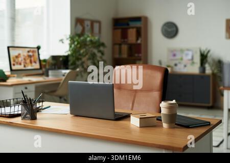 Scrivania da ufficio con tazze da caffè per laptop tablet e cancelleria Foto Stock