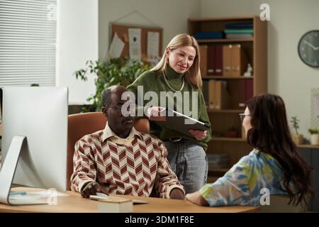 Senior Black Man and Women che collaborano in ufficio Foto Stock