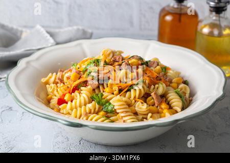Fusilli con tonno e verdure Foto Stock