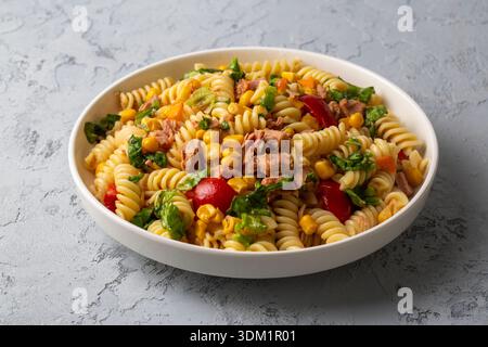 Fusilli con tonno e verdure Foto Stock