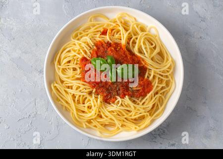 Delizioso antipasto, classico spaghetti italiani e salsa di pomodoro: Spaghetti alla bolognese Foto Stock
