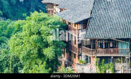 Antica città di Bing'an a Guizhou, Cina, caratterizzata da tradizionali palafitte in legno costruite lungo una valle fluviale e colline boscose. Foto Stock
