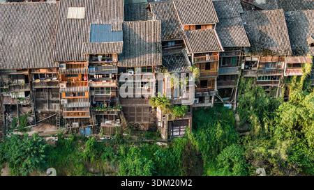 Antica città di Bing'an a Guizhou, Cina, caratterizzata da tradizionali palafitte in legno costruite lungo una valle fluviale e colline boscose. Foto Stock