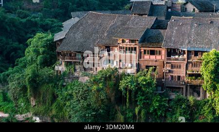 Antica città di Bing'an a Guizhou, Cina, caratterizzata da tradizionali palafitte in legno costruite lungo una valle fluviale e colline boscose. Foto Stock
